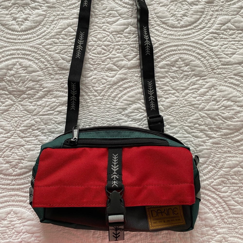 Unique purse/fanny pack combo, never used with tons of pockets by Dakine
